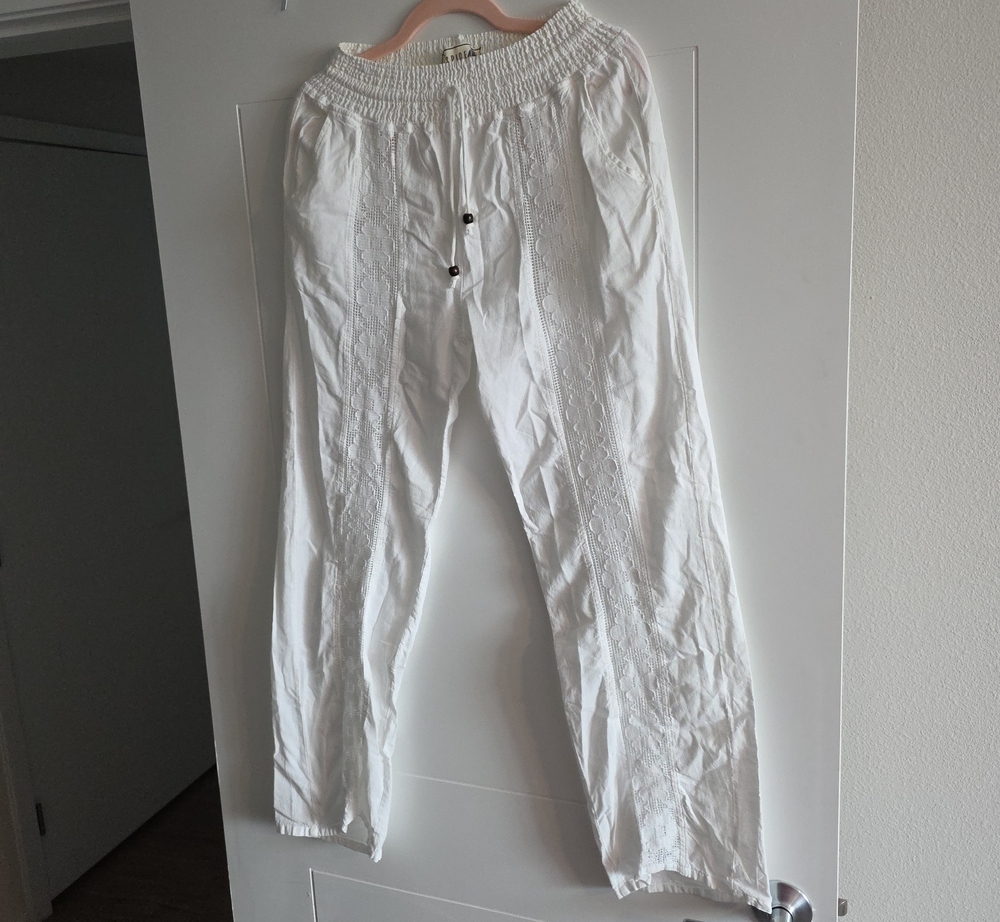 Women's White Elastic-Waist Embroidered Capris